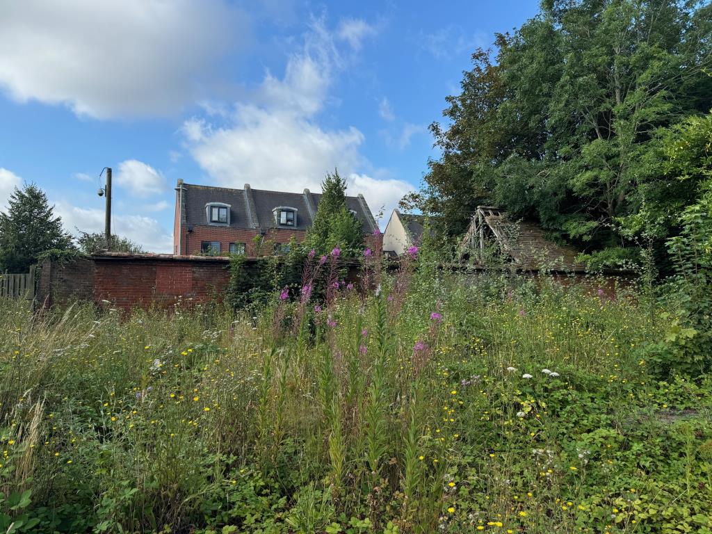 Lot: 109 - FREEHOLD BARN COMPLEX ON ALMOST THREE QUARTERS OF AN ACRE WITH POTENTIAL - The short barn